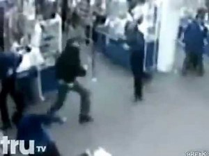 やっぱり【おそロシア】セキュリティーVS不良の殴り合い