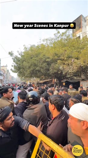 𝙎𝙃𝙄𝙏𝘼𝙉𝙎𝙃𝙐 𝙎𝘼𝙂𝘼𝙍 | 𝙏𝙃𝙀 𝙐𝙉𝙎𝙀𝙀𝙉 𝙆𝘼𝙉𝙋𝙐𝙍 on Instagram: "Gazab bheed hai 🥲 Follow for more @the.unseen.kanpur 💫 #kanpur #happynewyear #crowd #zsquare #gangabairaj"