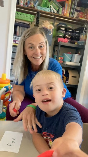 Word Blending! Word blending is the process of putting together individual sounds together to form a whole word. Example: /w/ /e/ /b/ -> web. This is a foundational skill for both spoken language and early reading. Here we are using tactile cues which are physical touch-based prompts that help Guide production and blending. This helps make sounds more concrete, supports motor planning, engages multiple senses, and improves self awareness. #wordblending #tactilecues #language #earlyreading | Litt