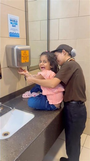 Aunty ne ki Raanya ki help 🤩🙏 #trendingshorts #help #raanya
