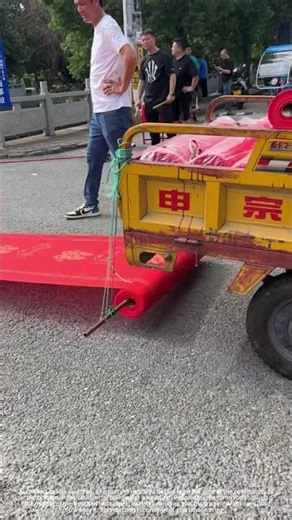 Laying a red carpet with an electric tricycle