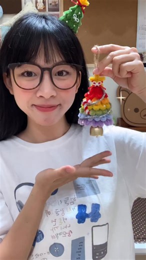 吴扁扁 on Instagram: "一分钟学会！！扭扭棒彩虹圣诞树风铃！🎄⊹꙳#diy #手工 #扭扭棒"