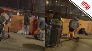 美国一公园夜晚变“丧尸围城”：吸毒者如同“僵尸”摇晃无法站立倒在路边