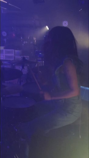 女性ドラマーが奏でる魅力的なライブ