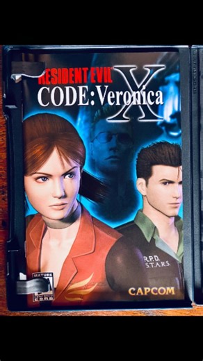 🎮 Resident Evil Code: Veronica X – PS2 🩸 Oscuridad, tensión y supervivencia pura. Code: Veronica X elevó el terror con escenas inolvidables, una atmósfera opresiva y momentos que te mantienen al límite. 🧩 Puzzles desafiantes que exigen pensar bajo presión. 📖 Historia profunda y oscura, clave en la saga, con Claire y Chris enfrentando a los Ashford. 🖥️ Gráficos mejorados en PS2, escenarios detallados y cinemáticas que marcaron época. Un clásico que no perdona errores y que todo fan del survi