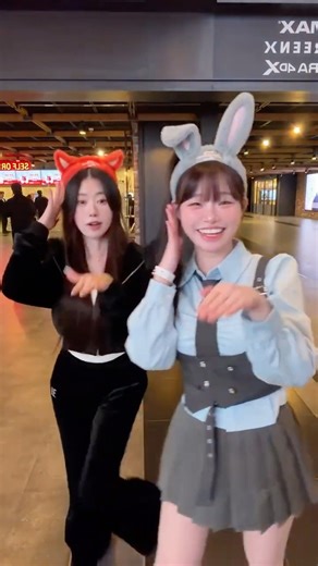 Magic dance 🤣 #dance #music #youtubeshorts #poreminimization #remix #dancemusic #trending #kpop