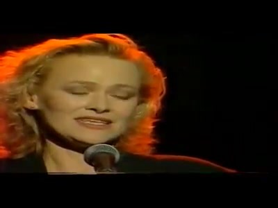 URODZINY EDYTY GEPPERT 27 listopada 1953 roku w Nowej Rudzie urodziła się Edyta Geppert - polska piosenkarka. Edyta Geppert tworzy swój własny, nieporównywalny z innymi wykonawcami, teatr piosenki. Pochodzi z muzykalnej rodziny – matka Edyty Geppert była Węgierką, dlatego też bliskie są artystce czardasze węgierskie. Edyta Geppert zaprezentowała się po raz pierwszy szerszej publiczności w 1984. Zdobyła wówczas I nagrodę na V Przeglądzie Piosenki Aktorskiej we Wrocławiu oraz Grand Prix XXI Krajow