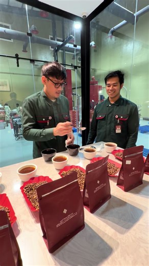 Coffee cuppers (professionals evaluating coffee) make that loud slurping sound to aerate the coffee and spray it across their entire palate. This intentional, aggressive slurping technique allows them to experience the full, nuanced spectrum of flavors. Here's why that sound is necessary: • Maximum aeration: The slurp introduces air, oxidizing the coffee and releasing more aromas. • Full palate coverage: The force spreads the coffee across the entire tongue for complete flavor perception. • Retr