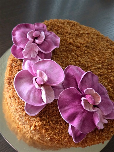 8-Inch Honey Cake: 8 Layers of Floral Indulgence