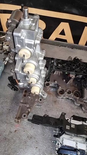 Reemplazamos cuerpo hidraulico por cambios erraticos, esto es parte de la mecatronica, no habia codigos de averia, es un Audi A4 con transmision DSG tipo 0B5 de 7 velocidades #Audi #AudiA4 #0B5 #DSG #mecatronica #transmisionesautomaticas #transmisioneslosangeles