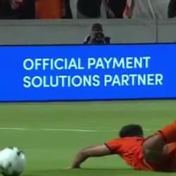 RED CARD: Alex Roldan, Seattle Sounders - 82nd minute