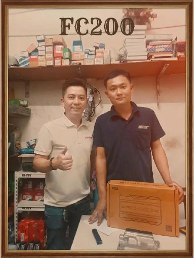 高阶设备，需要正确的交付方式。 Advanced tools deserve proper delivery. 𝗙𝗖𝟮𝟬𝟬 𝗘𝗖𝗨 𝗣𝗿𝗼𝗴𝗿𝗮𝗺𝗺𝗲𝗿 送到顾客手上， The 𝗙𝗖𝟮𝟬𝟬 𝗘𝗖𝗨 𝗣𝗿𝗼𝗴𝗿𝗮𝗺𝗺𝗲𝗿 is delivered directly to the customer. 现场检查、现场演示、现场教学。 On-site inspection, live demonstration, and hands-on guidance. 不只是设备功能， It’s not just about features — 而是你真正会用。 It’s about knowing how to use it. #FC200 #ECUProgrammer #AutoWorkshop #CarDiagnostic #MechanicLife #AutomotiveMalaysia #B2BBusiness #TikTokMalaysia #FYP