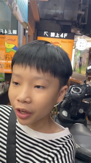 Là một phụ huynh, khi con tôi chơi game thì tôi luôn quan ngại 3 vấn đề: 1. Có bị nghiện và ảnh hưởng học hành không? 2. Ảnh hưởng sức khỏe, cột sống, mắt không? 3. Có xem nội dung bạo lực, khiêu dâm…không? Và có vẻ cậu bé trong video đưa ra phân tích và lập luận khá ổn: 1. Tránh xa Game gây nghiện, chỉ chơi game gây ghiền 2. Chơi đúng cách, vì đã ngồi và xem màn hình sai cách thì chơi game cũng như làm việc văn phòng thôi 3. Chọn game mà chơi. Thay vì để con em mình chơi game miễn phí, không có