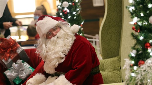 Are NH malls open on Christmas Eve? Yes, but with different hours