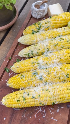 🌽 SENSOMMERENS GRILL-MAJS 🍂🔥 Friske majskolber persillesmør parmesan = perfekt september-snack ✨ Sådan gør du: 1️⃣ Læg majskolber i vand 20–30 min. 2️⃣ Grill 20–30 min. ved indirekte varme. 3️⃣ Pensl med persillesmør, drys flagesalt & riv parmesan. 🔥 Klar til at sætte tænderne i sensommeren? 📸 Michelle Ahrenkilde | Waterfront Shopping