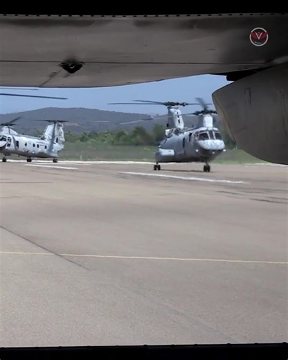 Incredible CH-46 Sea Knights Flight! 😱🚁 | US Military News