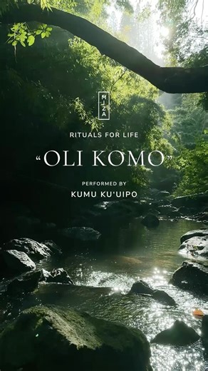 MIZA on Instagram: "“Oli Komo” is a traditional Hawaiian chant used to ask permission to enter a forest or sacred space. Originally uttered by Hiiakaikapoliopele on Kaua’i, today itʻs also called “Oli Aloha” and used when entering schools. Kūnihi ka mauna i ka laʻi ē ʻO Waiʻaleʻale lā i Wailua Huki aʻela i ka lani Ka papa ʻauwae o Kawaikini ʻAlai ʻia aʻela e Nounou Nalo Kaipuhaʻa Ka laulā mauka o Kāpaʻa ē Mai paʻa i ka leo He ʻole kāhea mai ē 🎶 Performed by Kumu Ku’uipo @downloadhawaii 💚 A por