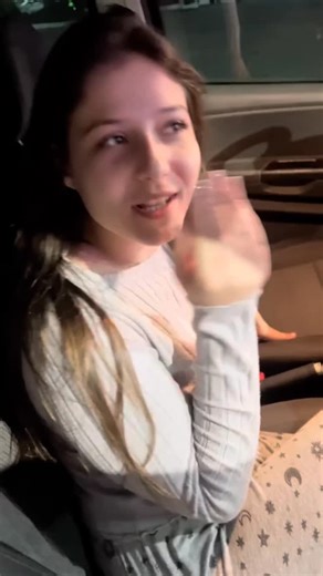 Manuzinha Demarqui on Instagram: "Ele quer eu vá de pijama kkk"