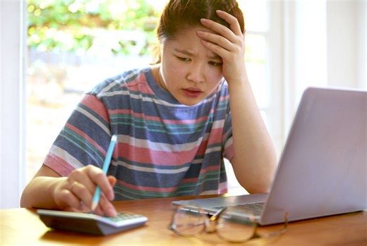 Why Are 26% of Americans Living Beyond Their Means in This Alarming Overspending Trend