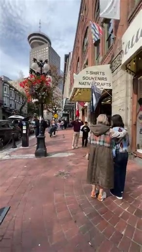 Gastown Steam clock in Vancouver Canada 🇨🇦 | Vancouver loves you