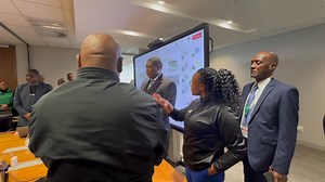 Deputy President Paul Mashatile made a brief appearance at our weekly service delivery war-room this morning. We appreciate the @PresidencyZA visit to Tshwane House. The Deputy President got an opportunity to greet our senior staff members who map out a plan to deliver services to Tshwane residents. @CityTshwane | Dr Nasiphi Moya