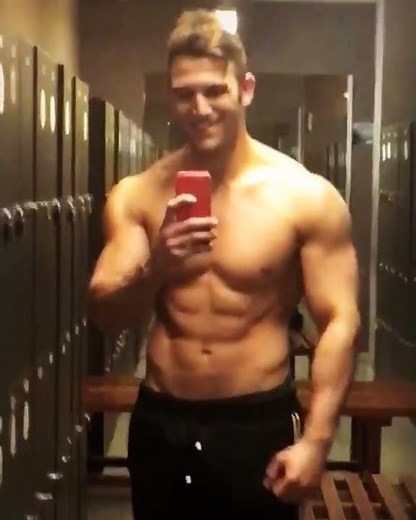 hombre sexy mostrando su hermoso cuerpo