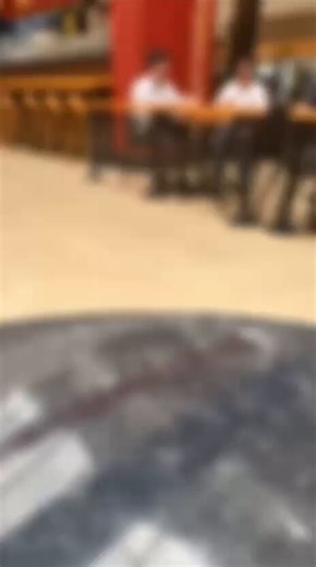 🔴 Así fue como se llevó a cabo la operación con señuelos para capturar a 3 presuntos extorsionistas que exigían $ 130 millones a dos víctimas en Cali. 🚨 El delincuente había citado a la persona en un reconocido centro comercial del norte de Cali, a pocos metros de un café. Allí ocurrió la extorsión, tras amenazas a la víctima, quien en la grabación se ve cuando saca un paquete en un sobre de manila.🔗 Los detalles: