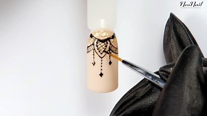 In unserem neuen Tutorial zeigen wir euch einen festlichen Look mit unserem goldenen #ChampagnerKiss. Die schwarzen Linien fallen wie eine feine Kette auf die beige #IndependantWoman Grundierung. | NEONAIL Deutschland