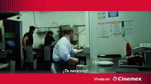 Él debe 200 mil libras a gente muy peligrosa y eso pondrá en riesgo también a la gente de su trabajo. Esta semana llega #ElChef a Cinemex, una película grabada en una sola toma que robará tu atención. | Cinemex