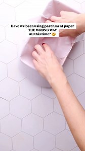 🚫✨No more crumpled paper, no more parchment paper springing back out before your batter goes in, and no messy edges on your cakes✨ This is the quickest, simplest way I’ve found to make perfect parchment paper edges that nestle neatly into any pan. Here’s what to do: 1️⃣ Pull parchment paper out of the box and lay your pan on top. Cut enough paper to just wrap the bottom and sides of your pan. 2️⃣Center the pan on top of the parchment paper. Cut a line from the corner of the paper to the corner 