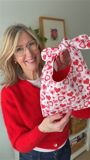 SEWING ❤️ Sew adorable mini hobo purses for kids with this fast and easy sewing project! Perfect for Valentine gifts, birthday surprises - a fun gift for little hands. Use small fabric scraps to make these cute children’s handbags that kids will love. ✨ Comment LINK and I’ll send you the free hobo bag pattern. ✨ https://bebraveandbloom.com/how-to-sew-a-teddy-bear-outfit/ ✨ #SewingForKids #KidsPurse #EasySewingProject #SewingPatterns #ValentineGifts | Bloom