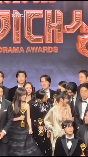 Miwa_1016 on Instagram: "❥୨୧┈┈┈꒰ঌ໒꒱┈┈୨୧❥ 〖2025 SBS 演技大賞〗 ミニシリーズアクション部門最優秀演技賞を 受賞したシク君🏆🏅💖 トロフィーを高々と上げて嬉しそうですね😊 シク君の嬉しそうな姿が見れて感無量です‪🥹🫶🏻️︎ 2026年が素晴らしい幕開けになりました👏🥰 Cr. _gratia Thank you for sharering🙏🏻💖 #パクヒョンシク #ZEA #SIKcret #花郎 #埋もれた心 @phs1116 動画お借りしました🙏"