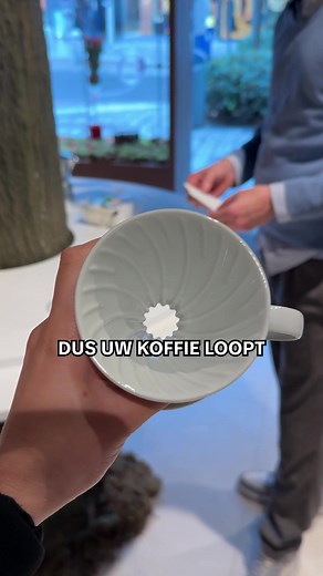 Koffiezetten met een kopje met gat: handige tool uitgelegd