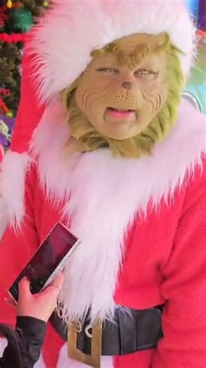 A mi no me lleves a Disney , A mi llévame a Universal Studios Hollywood en California a ver a mi tío enojon , el Grinch 😍💚 #mexicanosencalifornia #mexicanosenusa #latinosenusa #latinosencalifornia #lugaresencalifornia #losangeleshiddengems #lugaresdecalifornia #universalstudios #universalstudioshollywood #elgrinch #grinchlatino #grinchmas #visitacalifornia #visitcalifornia #thingstodoinla #mexicanosencalifornia #latinogrinch | Daniel Hernandez