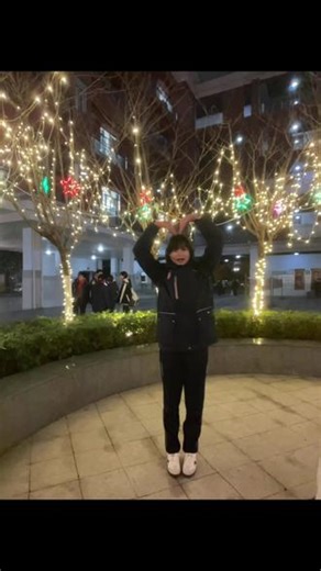 不瞒你说 我有挺多追求者的的 比如说腾讯新闻微信支付 天天给我发消息 微信福利官总是给我送礼物 小蓝和小黄天天提醒我吃饭 但是我都是拒绝的 我觉得女孩子最重要的还是专一吧
