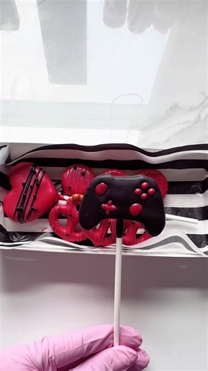Love this adorable controller cake pop. This kids variety box is the perfect sweet treat for your little gamer❤️ #valentinesdaytreats #valentinesdaygifts #cakepops #dippedtreats #chocolatecoveredtreats