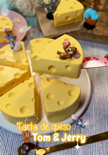 🧀 TARTA DE QUESO TOM&JERRY🐀 🌸 También podría ser la de ratatouille 🐀, es muy sencilla y no necesita horno. El resultado es super cremoso. ❤️ INGREDIENTES) ➖ 60 gr de chocolate blanco ➖ 200 ml de nata caliente ➖ 5 gr de gelatina hidratada ➖ 20 gr de parmesano ➖ 250 gr de queso crema ➖ 6 gr de endulzante yummy o 60 gr de azúcar ➖ colorante amarillo ➖ bizcocho de vainilla opcional 🧀Mezcla los ingredientes y vierte en el molde. Deja en el congelador 3-4 horas para que puedas desmoldar 🧀 cuando