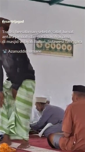 Tradisi salaman setelah salat Jumat di Buton, Sulawesi Tenggara. Ada yang dari Buton di sini?