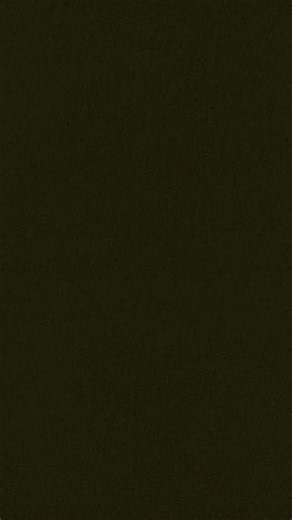 Atari full on Instagram: "1997년 개봉한 영화 Titanic은 잭과 로즈의 운명적인 사랑을 통해 비극 속에서도 오래 남는 감정의 깊이를 보여주는 작품입니다. 화려한 연출보다 인물의 감정 에 더 집중한 제임스 카메론 감독의 스타일은 지금 다 시 봐도 묘하게 가슴을 울리죠. 배가 침몰하는 장면이 아닌, 두 사람이 서로를 바라보던 순간들이 더 강하게 기억에 남는 영화이기도 합니다. 이 감정을 완성해주 는 곡이 바로 셀린 디온의 *"My Heart Will Go On"* 입니다. 처음 들으면 잔잔한데, 어느 순간 자연스럽게 가슴이 벅차오르는 느낌을 줍니다. 특히 후반부의 고 조되는 보컬은 영화 속 잭과 로즈의 마 지막 장면과 겹 쳐지면서 괜히 마음이 서늘해지기도 하고요. 많은 분 들이 "이 노래가 나오면 왜 그 장면이 자동 으로 떠오 르는지 모르겠다"고 말하는데, 그만큼 영화와 음악이 자연스럽게 얽혀 있는 곡입니다. 1998년 아카데미 주 제가상을 비롯해 여러 상을 