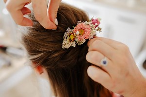 Coiffure mariage cheveux mi-longs 2026 : les plus belles idées pour la mariée !