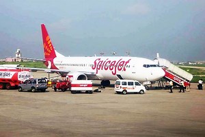 दिल्ली से दुबई जा रही Spicejet की फ्लाइट की कराची में हुई इमरजेंसी लैंडिंग, कंपनी ने दी ये सफाई | Spicejet Flight Delhi To Dubai Emergency Landing In Karachi Pakistan