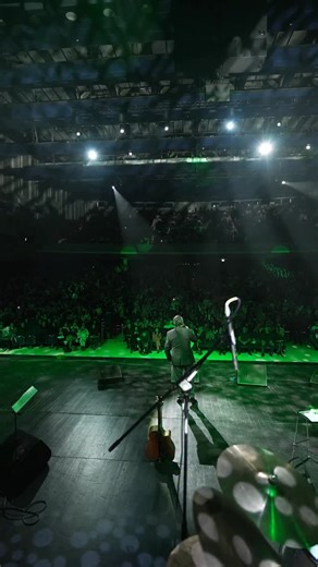 Halid Muslimovic on Instagram: "🎤 Sava Centar, hvala na predivnoj večeri. Vaša energija, osmijesi i podrška nosili su svaku pjesmu. Zahvalan sam što smo zajedno stvorili još jednu lijepu uspomenu. Beograde, do nekog novog susreta. ❤️✨"