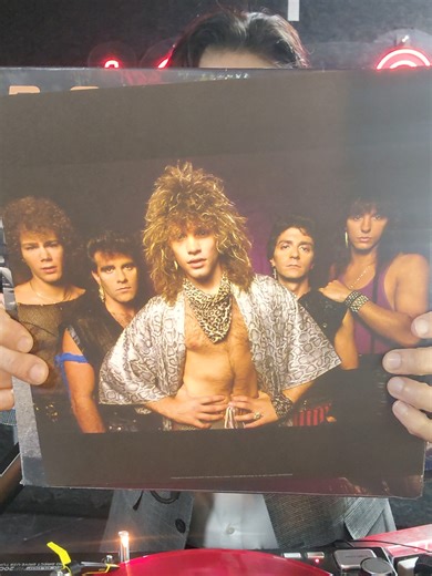 Unboxing Bon Jovi Disco Debut Edición vinilo rojo 42 aniversario En @Classic 106.9 FM