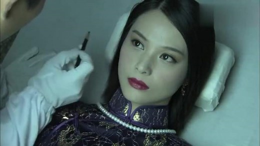 美女被打麻药动弹不得，只能任由男子摆布！