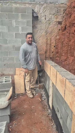 Como desformar a viga de concreto #obra #construção #pedreiro #bloqueiro #construction #build #reforma #bloco #casa #bloc #esquadro #fundação #alvenaria #muro #pintura #pedreiroraiz #baldrame #blocosdeconcreto #brickwork #radier #bricklaying #satisfyingwork #piscina #ferramenta | Leonardo Gabriel Pinto