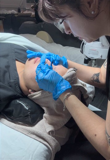 Today I performed an antioxidant facial with extractions on the beautiful @KeillyNicoleSkin it was our first time doing extractions!!🧖🏼‍♀️✨#facial #estheticianstudent #estheticianschool #skincare