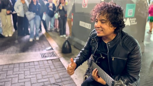 Talking To The Moon - Bruno Mars - Cover by Damian Salazar It was fantastic to perform this version with an audience in the street and with such passion on my guitar. | Damian Salazar