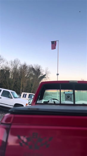 🔥 Chevrolet C1500 Stepside – 1989 🔥 Un vrai pick-up américain comme on les aime 🇺🇸 💪 V8 5.7L – 350 CI 📏 180 000 km 📄 Carte grise collection 👥 3 places ✨ Très belle carrosserie, peinture propre. Présentation soignée, look authentique et présence incroyable sur la route. Un classique US prêt à rouler, idéal pour les amateurs de V8 et de véhicules de caractère 🔊🔥 💰 18 990 € 📍 Visible chez 2L2D Auto #Fyp #pickup #garage #prt #american