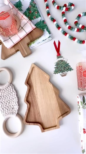 19K views · 633 reactions | Looking for Christmas gifts ideas that crochet up fast? Here’s a fun idea with crochet towel holders that work up in about 30 minutes!! 臨 @yarnspirations Bernat Maker  Head to simplymadebyerin.com or tap the link in bio to grab the FREE pattern! ️ Tag a crochet lover who’s ready for Christmas! #crochettowelholder #christmascrochet #crochetchristmasgifts #freecrochetpattern #simplymadebyerin #yesyarnspirations | Simply Made By Erin | Facebook