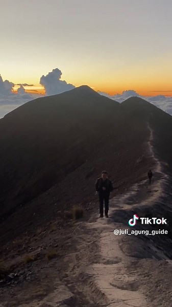 Kesenangan costmer kalau udah Sampi puncak gunung agung Bali . Apa lagi di suguhkan dengan pemandangan yang begitu hidah 😇 —————————— Yuk guys yang mau naik gunung agung Bali bersama gaid lokal @juli_agung_guide Bisa dm TikTok saya atau ☎️hubungi no wa saya 0881037066305 #gunungagung #sunset #atapbali #lewatberanda #pyfツviral_❤